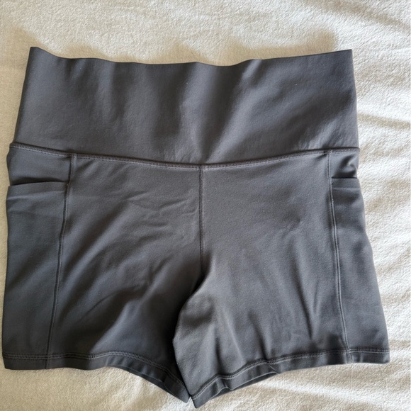 ATHLETA Salutation Stash 5” Shorts in Charcoal with Side Pockets - Picture 2 of 3